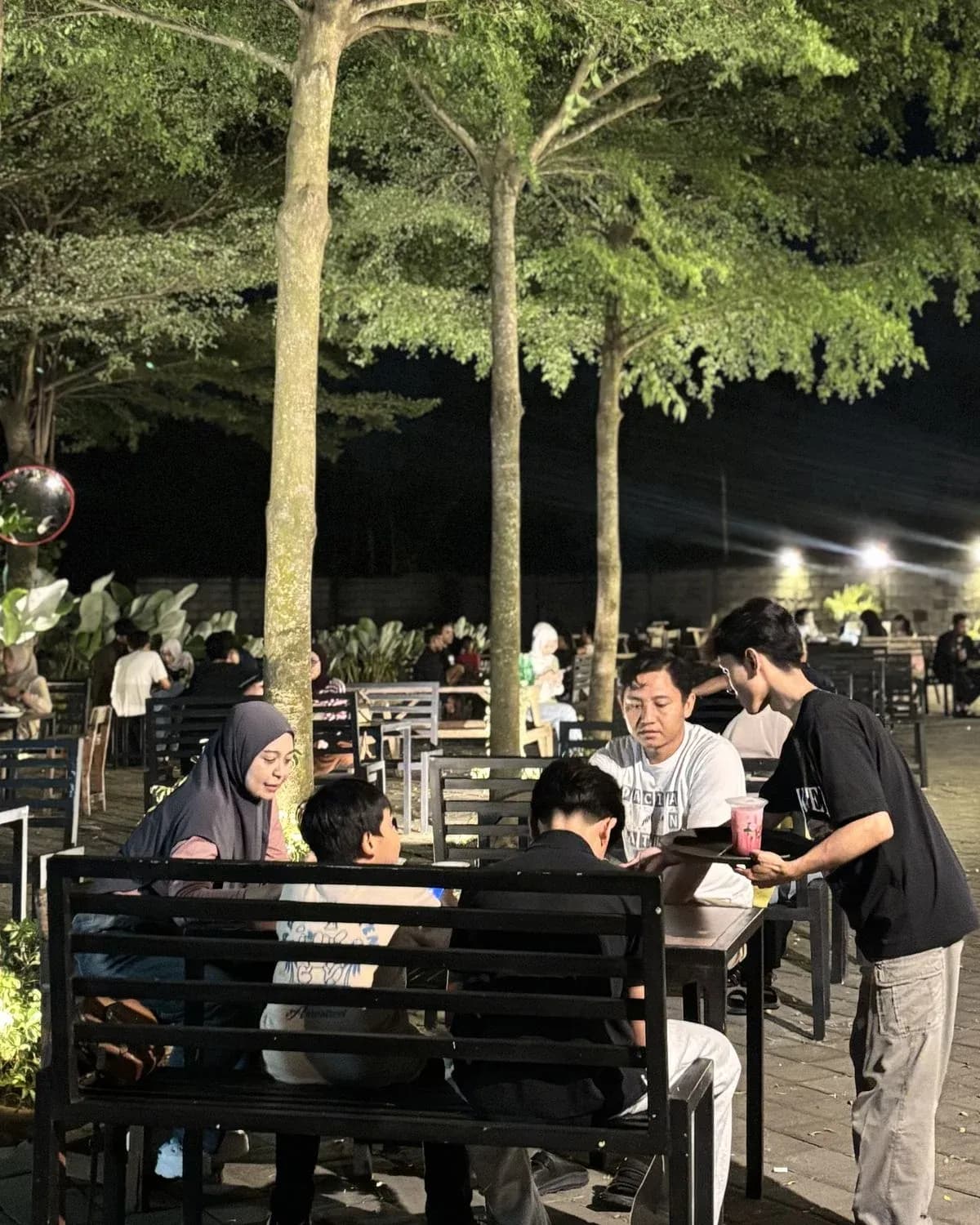 Di bawah pohon